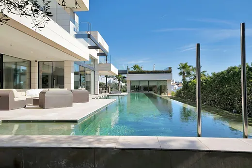 Timeless Mediterranean Retreat in Marbella’s Golden Mile · 2/40