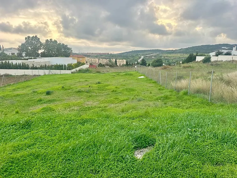 Plot of 1,034 m² with a project and building licence in Valle Romano, Estepona