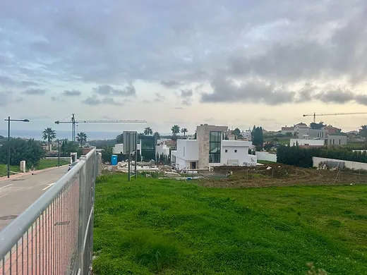 Plot of 1,034 m² with a project and building licence in Valle Romano, Estepona · 2/11