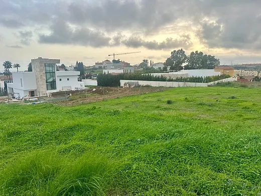 Plot of 1,034 m² with a project and building licence in Valle Romano, Estepona · 4/11