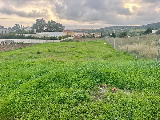 Plot of 1,034 m² with a project and building licence in Valle Romano, Estepona · 5/11