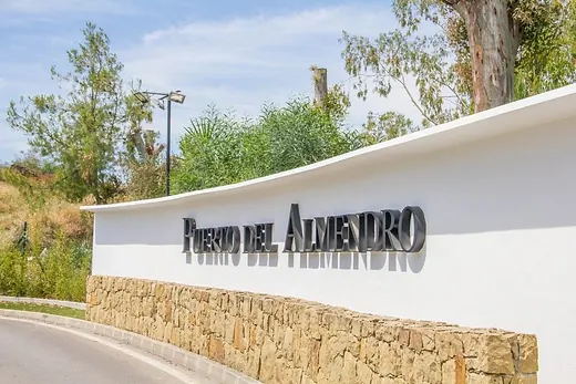 Building plot of 1,042 m² in Los Arqueros-Puerto del Almendro, Benahavís · 2/18