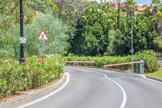 Building plot of 1,042 m² in Los Arqueros-Puerto del Almendro, Benahavís · 3/18