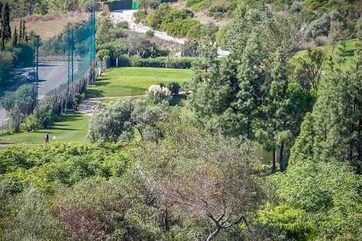 Building plot of 1,042 m² in Los Arqueros-Puerto del Almendro, Benahavís · 4/18