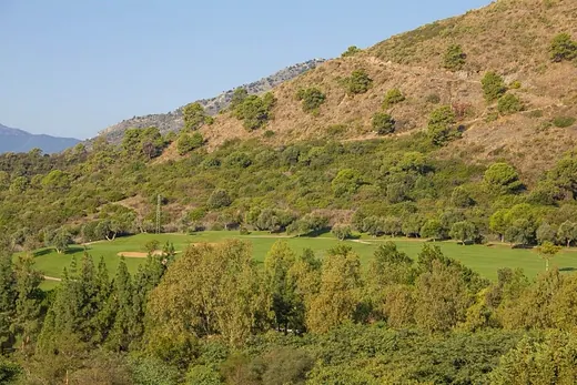 Building plot of 1,042 m² in Los Arqueros-Puerto del Almendro, Benahavís · 5/18