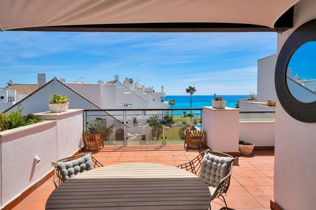 Ático de lujo frente al mar con jacuzzi y solárium en Casares del Mar
