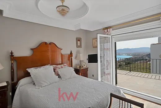 Impresionante chalet con vistas únicas · 3/36