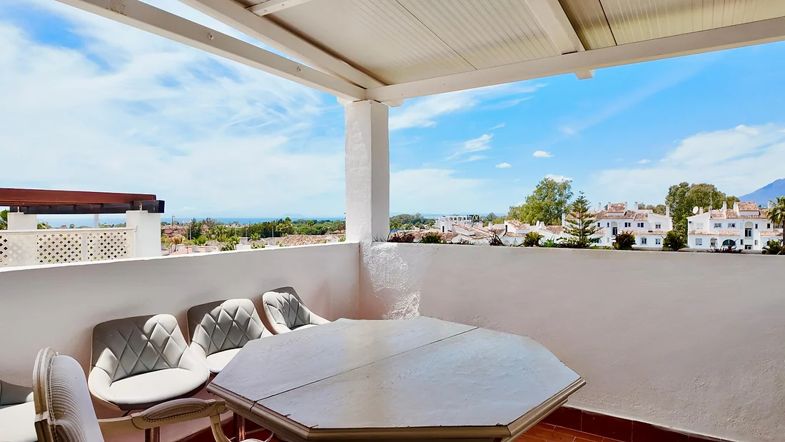 Modern Penthouse with Sea Views in El Paraíso, Estepona – Terrace, Pool & Parking