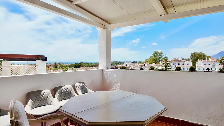 Modern Penthouse with Sea Views in El Paraíso, Estepona – Terrace, Pool & Parking