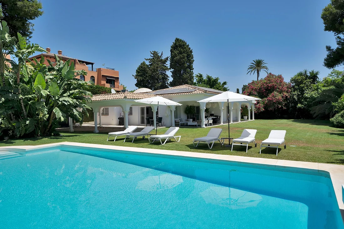 Luxury beachside villa, 2 minutes walk to the beach | July & August