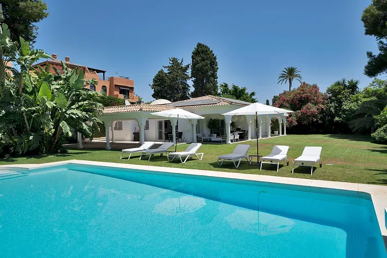 Luxury beachside villa, 2 minutes walk to the beach | July & August