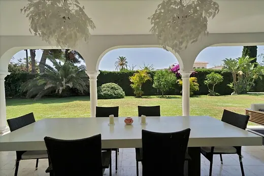 Luxury beachside villa, 2 minutes walk to the beach | July & August · 4/40