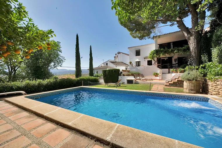 A charming Andalusian villa in Ronda: spacious, private and with stunning views