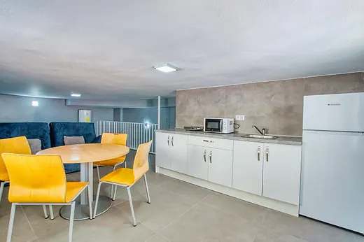 Refurbished, ready-to-use commercial premises on Pasaje Juan Sebastián Elcano, a pedestrian street in Vélez-Málaga, · 3/18