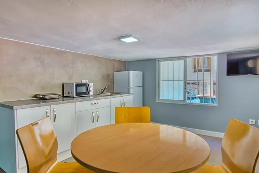 Refurbished, ready-to-use commercial premises on Pasaje Juan Sebastián Elcano, a pedestrian street in Vélez-Málaga, · 4/18