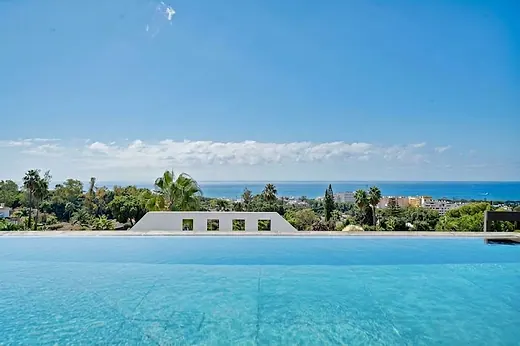 Apartment with 3 bedrooms in El Capricho, Marbella · 2/30