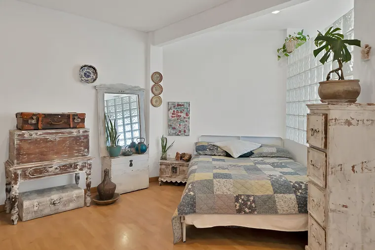 Unique opportunity in the heart of Marbella, frontline to the sea with tourist licence!