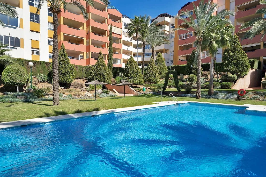 Bright ground floor apartment with spacious terrace & private garden / Atalaya Green Mar, Estepona