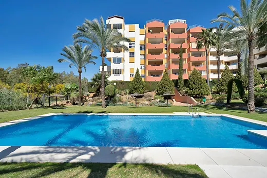 Bright ground floor apartment with spacious terrace & private garden / Atalaya Green Mar, Estepona · 3/40