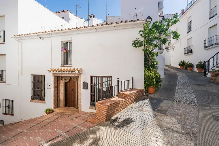 Townhouse with 4 bedrooms in Istán pueblo, Istán